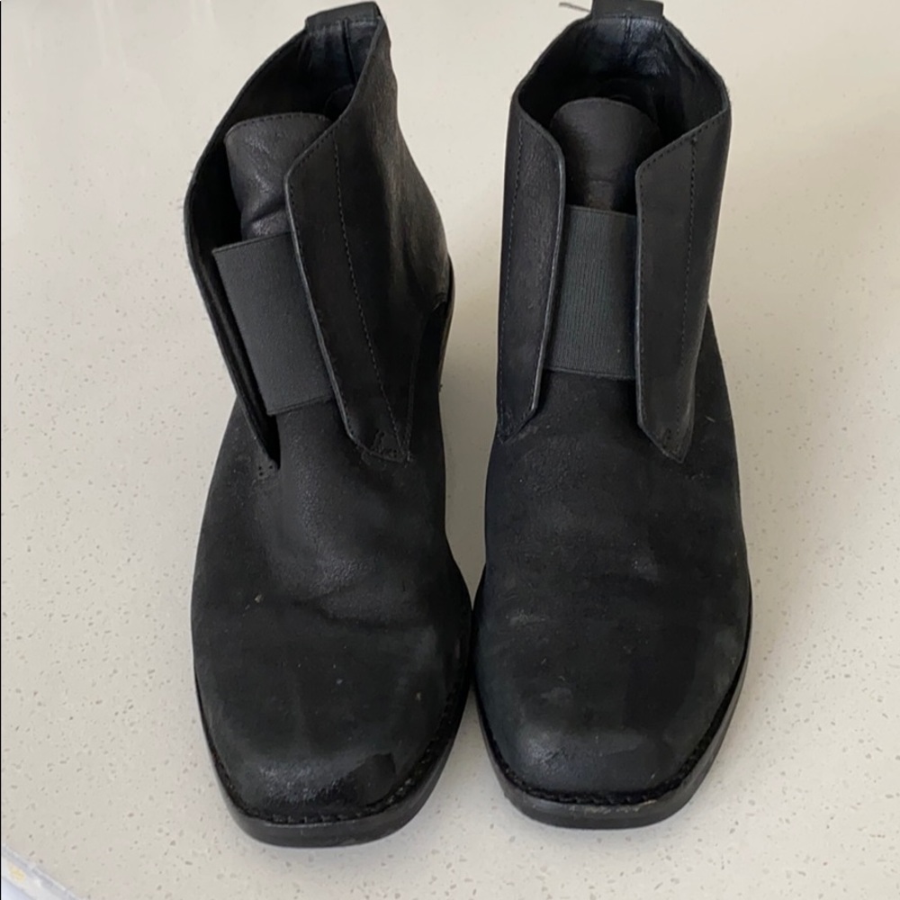 Eileen Fisher black leather pull on short bootie 9